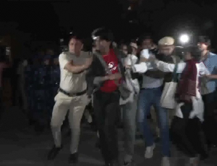 दिल्ली में एयर पॉल्यूशन का विरोध करने वाले अरेस्ट:लोग बोले- पब्लिक मर रही, कोई पॉलिसी नहीं; सरकार डेटा छिपा रही है