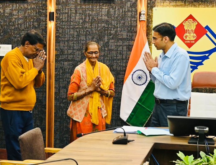 जवान बेटे कैंसर पीड़ित मॉ- बाप को कर रहे थे घर से बेदखल; डीएम करेंगे जिला बदर