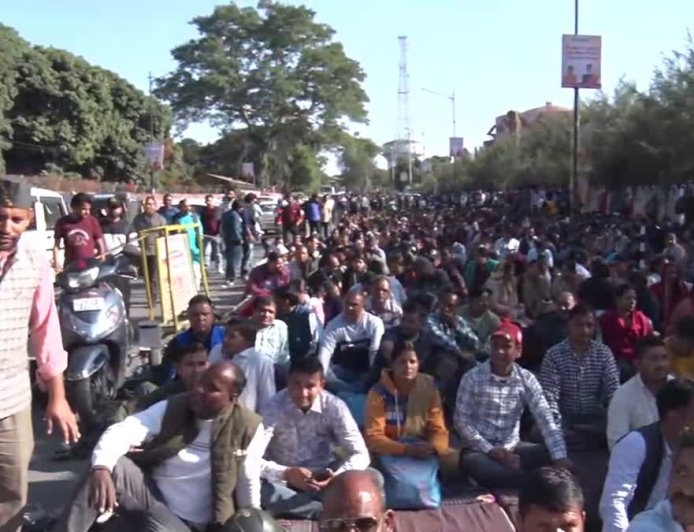 धामी कैबिनेट के फैसले से नाखुश उपनल कर्मचारी, उग्र आंदोलन की चेतावनी, भूख हड़ताल शुरू