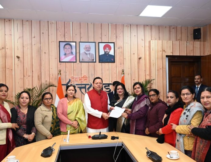 आंगनबाड़ी कार्यकर्ती सेविका मिनी कर्मचारी संगठन ने प्रदेश अध्यक्षा रेखा नेगी की अध्यक्षता में मुख्यमंत्री पुष्कर सिंह धामी से मुलाकात कर ज्ञापन दिया