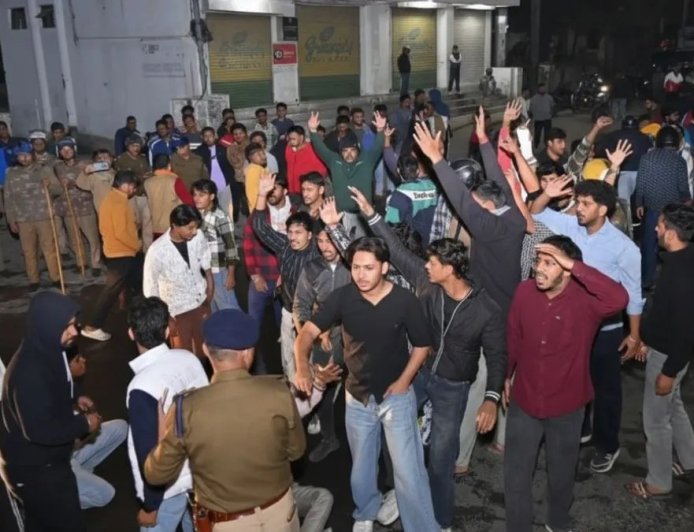 हल्द्वानी में गोवंश का कटा सिर मिलने पर बवाल, दुकानों में तोड़-फोड़, पुलिस ने किया लाठीचार्ज