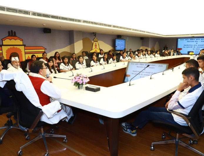 मुख्यमंत्री ने भारत दर्शन शैक्षिक भ्रमण कार्यक्रम के मेधावी छात्र-छात्राओं के साथ संवाद किया