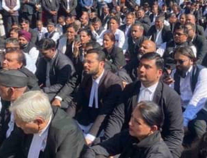 देहरादून: वकीलों की खत्म नहीं होगी हड़ताल, आंदोलन के बीच सीएम से मिले, आज डीएम करेंगे बात, निकालेंगे समाधान