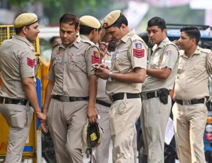 700 नशीली गोलियां, 100 करोड़ का माल…दिल्ली में स्पेशल फोर्स ने महिला समेत चार विदेशी पकड़े