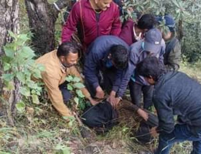 चमोली : लापता महिला जंगल में मिली, भालू ने हमला कर किया बुरी तरह घायल, रात भर एक पेड़ के सहारे छिपी रही