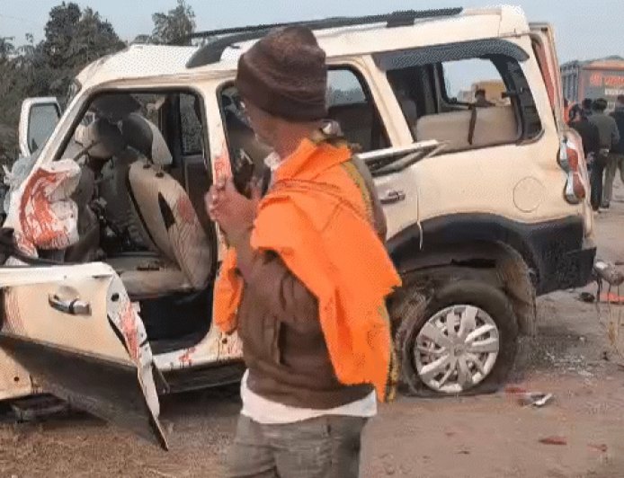 छत्तीसगढ़ में ट्रक-स्कॉर्पियो की टक्कर में 5 मौतें:NH-49 पर हादसा, बारात से लौट रहे थे स्कॉर्पियो सवार; मृतकों में 2 सेना के जवान