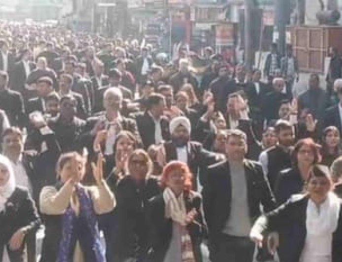देहरादून में वकीलों का जोरदार प्रदर्शन,अदालतें बंद, सड़कों पर रैली और धरना