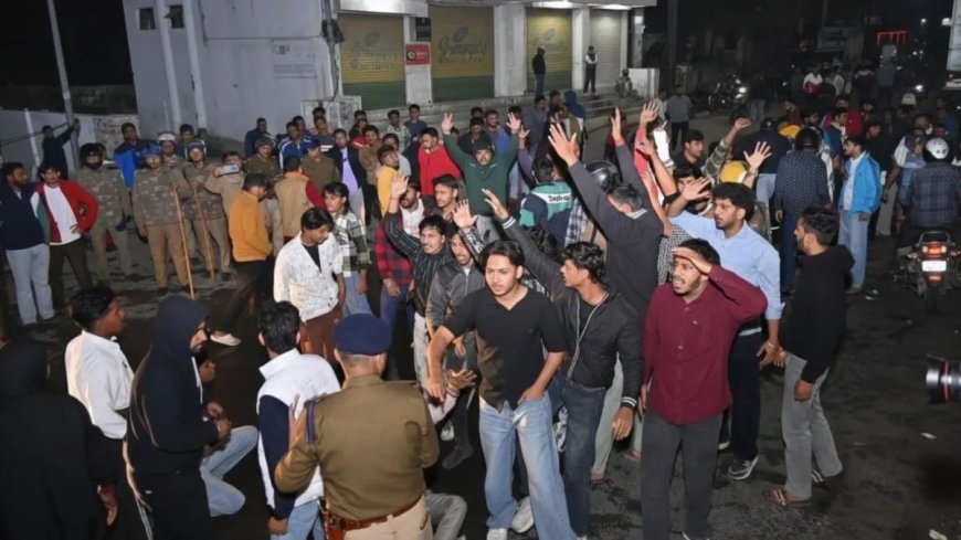 हल्द्वानी में गोवंश का कटा सिर मिलने पर बवाल, दुकानों में तोड़-फोड़, पुलिस ने किया लाठीचार्ज