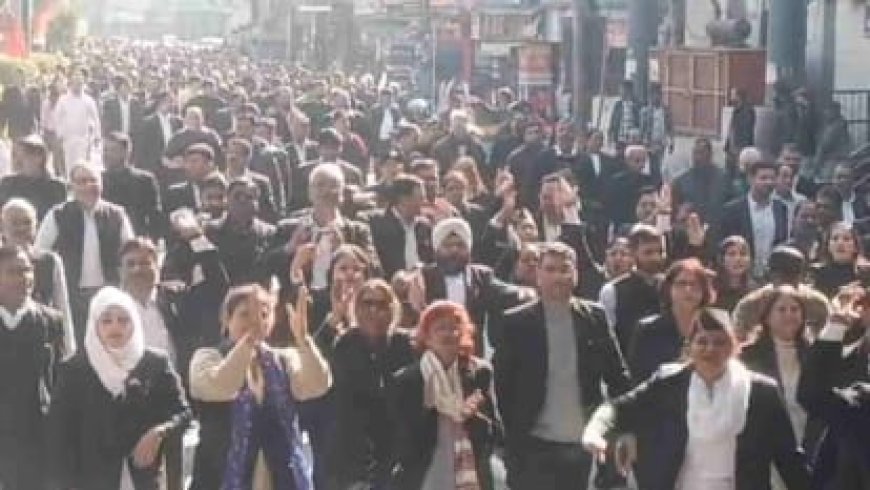 देहरादून में वकीलों का जोरदार प्रदर्शन,अदालतें बंद, सड़कों पर रैली और धरना