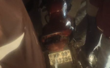 उज्जैन में नदी में कूदे युवक-युवती:मौके पर बाइक-मोबाइल, लेडीज चप्पलें मिलीं; अंधेरे की वजह से रुका रेस्क्यू