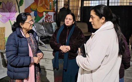 नारी निकेतन में महिला आयोग का औचक निरीक्षण हाल ही में एक संवासिनी की संदिग्ध मौत के मामले में जिला प्रोबेशन अधिकारी मीना बिष्ट से ली विस्तृत जानकारी