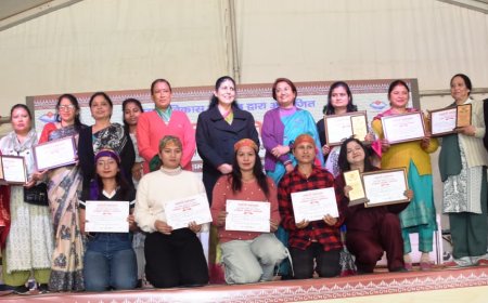 परेड ग्राउंड में आयोजित स्वदेशी महोत्सव में महिला उद्यमियों को किया सम्मानित