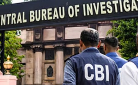 रक्षा मंत्रालय में तैनात लेफ्टिनेंट कर्नल रिश्वत लेते गिरफ्तार:CBI ने 2.36 करोड़ जब्त किए; प्राइवेट कंपनियों को फायदा पहुंचाता था, पत्नी भी शामिल