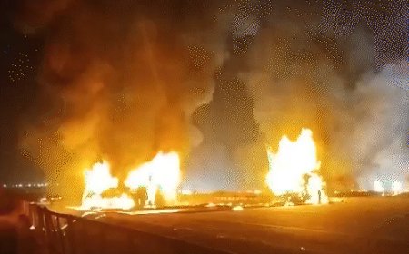 कर्नाटक में स्लीपर बस में आग, 10 जिंदा जले:30 से ज्यादा यात्री थे; चित्रदुर्ग के हिरियूर में लॉरी से टक्कर के बाद हादसा