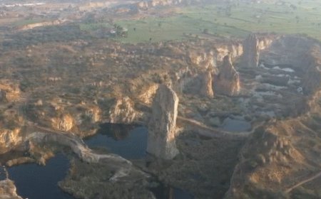 अरावली के 1KM लंबे पहाड़ में अब सिर्फ गड्‌ढे; VIDEO:टावरनुमा नुकीली चट्‌टानें बची हैं, दिन-रात दौड़ते थे डंपर, रोज होती थीं मौतें