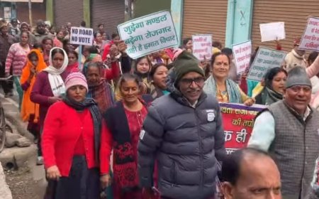 लालढांग चिल्लरखाल मार्ग निर्माण आंदोलन के 107वें दिन स्थानियों ने आक्रोशित होकर निकाला जुलूस