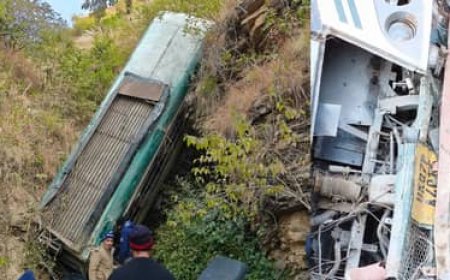 अल्मोड़ा में बड़ा हादसा: सुबह-सुबह खाई में गिरी बस, 7 की मौत, कई घायल