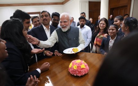 मोदी का कैसा रहा साल 2025, देखिए 15 तस्वीरें:बिहार जीत पर गमछा लहराया; महिला क्रिकेटर को अपने हाथ से लड्डू खिलाया