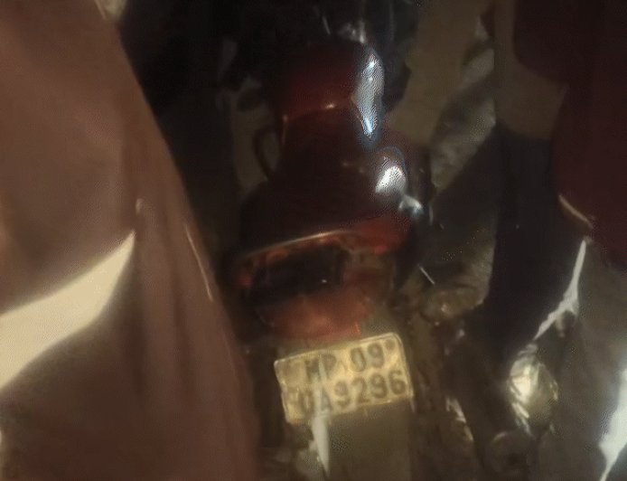 उज्जैन में नदी में कूदे युवक-युवती:मौके पर बाइक-मोबाइल, लेडीज चप्पलें मिलीं; अंधेरे की वजह से रुका रेस्क्यू