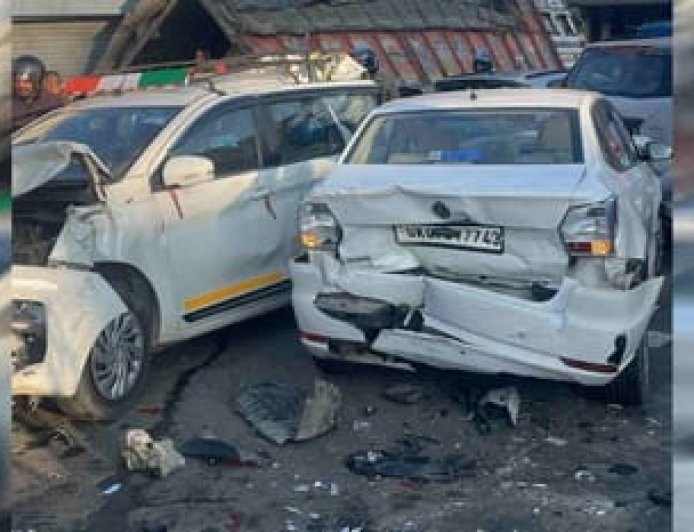 देहरादून में फिर भीषण हादसा, तेज़ रफ्तार ट्रक ने छह गाड़ियों को रौंदा, चालक को आई नींद की झपकी