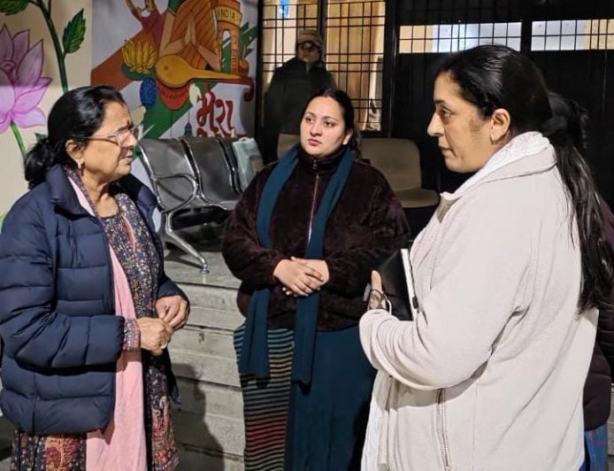 नारी निकेतन में महिला आयोग का औचक निरीक्षण हाल ही में एक संवासिनी की संदिग्ध मौत के मामले में जिला प्रोबेशन अधिकारी मीना बिष्ट से ली विस्तृत जानकारी