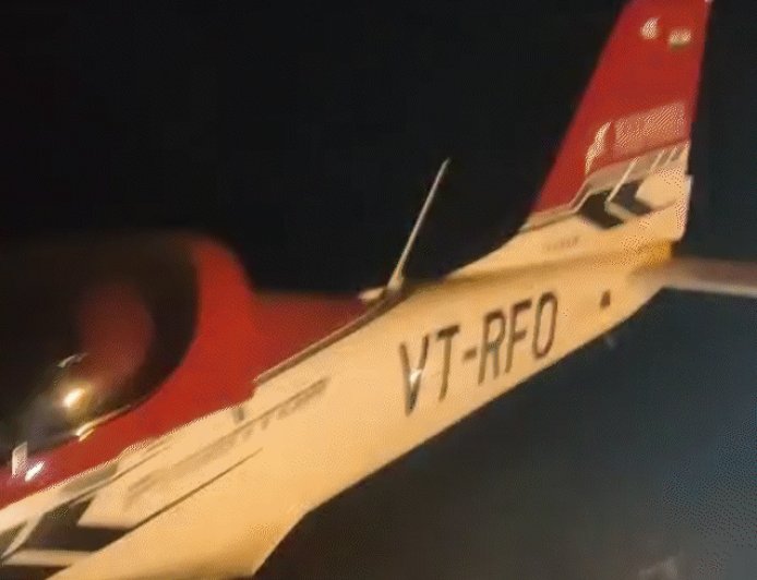 MP के सिवनी में ट्रेनी प्लेन क्रैश:बिजली के तारों से टकराकर खेत में गिरा, दोनों पायलट घायल; 90 गांवों की सप्लाई बंद