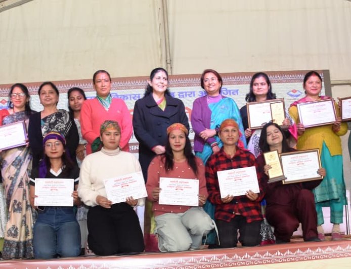 परेड ग्राउंड में आयोजित स्वदेशी महोत्सव में महिला उद्यमियों को किया सम्मानित
