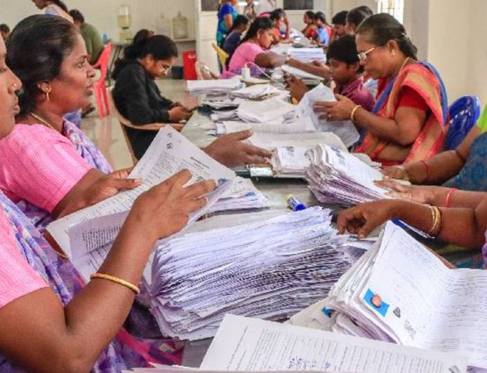 चुनाव आयोग पुलिसकर्मी की भूमिका नहीं निभा सकता:किसी का नाम हटाना नागरिकता पर सवाल उठाने जैसा, SIR के खिलाफ याचिकाओं पर सुनवाई