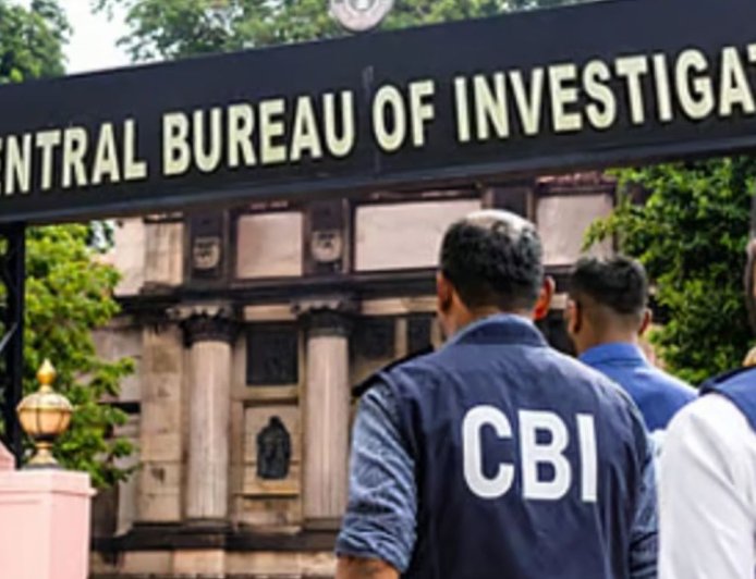 रक्षा मंत्रालय में तैनात लेफ्टिनेंट कर्नल रिश्वत लेते गिरफ्तार:CBI ने 2.36 करोड़ जब्त किए; प्राइवेट कंपनियों को फायदा पहुंचाता था, पत्नी भी शामिल