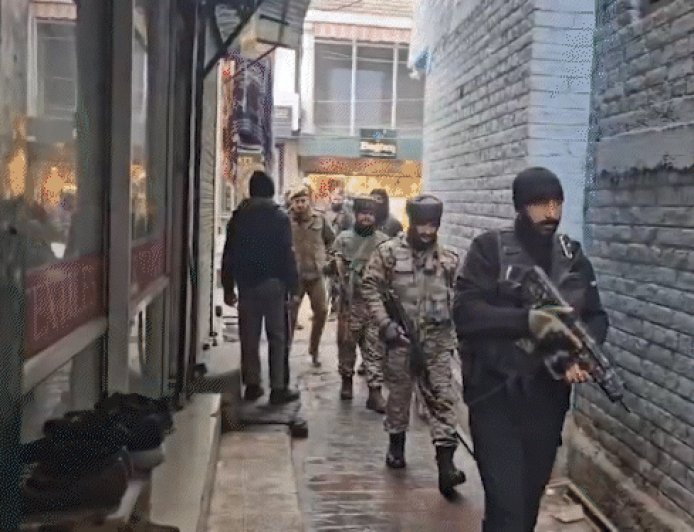 श्रीनगर से जम्मू तक सुरक्षा, 80 गांवों में घर-घर तलाशी:घुसपैठ रोकने के लिए कश्मीर पुलिस-सेना का जॉइंट ऑपरेशन; उधमपुर में आतंकी दिखने के बाद एक्शन