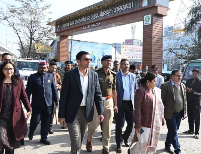 ISBT एग्जिट गेट पर बने निर्माण ध्वस्त, डीएम ने दिए पुलिस चौकी शिफ्ट करने के निर्देश, ARM पर भी होगा एक्शन