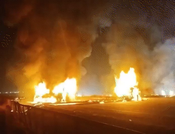 कर्नाटक में स्लीपर बस में आग, 10 जिंदा जले:30 से ज्यादा यात्री थे; चित्रदुर्ग के हिरियूर में लॉरी से टक्कर के बाद हादसा