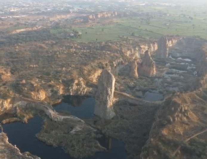 अरावली के 1KM लंबे पहाड़ में अब सिर्फ गड्‌ढे; VIDEO:टावरनुमा नुकीली चट्‌टानें बची हैं, दिन-रात दौड़ते थे डंपर, रोज होती थीं मौतें