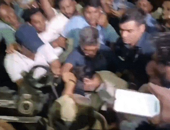 चेन्नई एयरपोर्ट पर गिरे एक्टर विजय थलापति:मलेशिया से लौटने पर फैंस ने घेर लिया था, सुरक्षाकर्मियों ने उठाकर कार में बिठाया