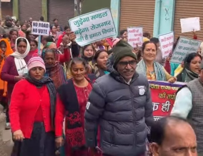 लालढांग चिल्लरखाल मार्ग निर्माण आंदोलन के 107वें दिन स्थानियों ने आक्रोशित होकर निकाला जुलूस