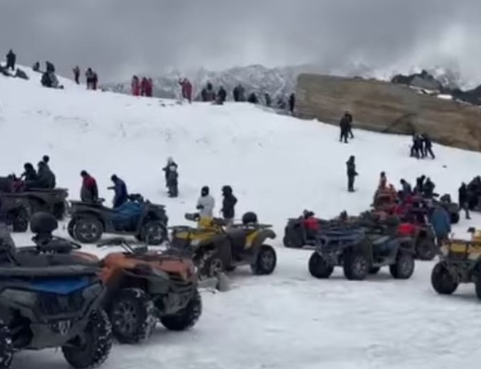 रोहतांग दर्रा सभी वाहनों के लिए ओपन:देशभर से मनाली पहुंच रहे टूरिस्ट बर्फ देख सकेंगे, 2 जनवरी तक 4x4 की शर्त खत्म