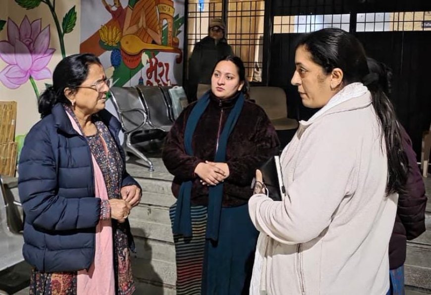 नारी निकेतन में महिला आयोग का औचक निरीक्षण हाल ही में एक संवासिनी की संदिग्ध मौत के मामले में जिला प्रोबेशन अधिकारी मीना बिष्ट से ली विस्तृत जानकारी