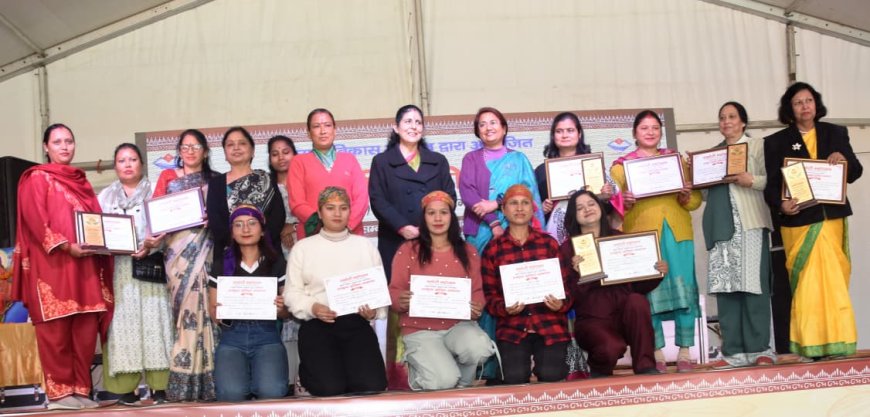 परेड ग्राउंड में आयोजित स्वदेशी महोत्सव में महिला उद्यमियों को किया सम्मानित