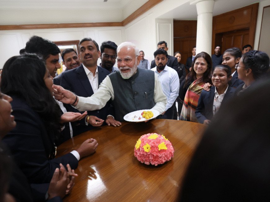 मोदी का कैसा रहा साल 2025, देखिए 15 तस्वीरें:बिहार जीत पर गमछा लहराया; महिला क्रिकेटर को अपने हाथ से लड्डू खिलाया