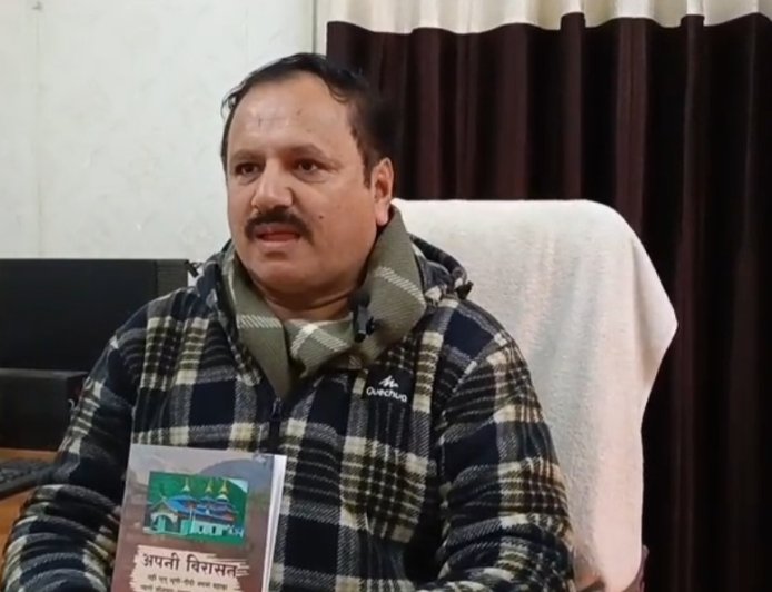 सरकारी काम की जिम्मेदारियां निभाते हुए अपनी गांव की यादों को समेटा अपनी एक छोटी सी स्मारिका में