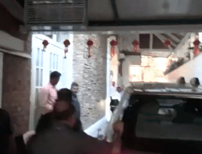 मुंबई में राज ठाकरे से मिलने उनके घर पहुंचे उद्धव:20 साल बाद दोनों ने साथ मिलकर BMC चुनाव लड़ने का ऐलान किया है