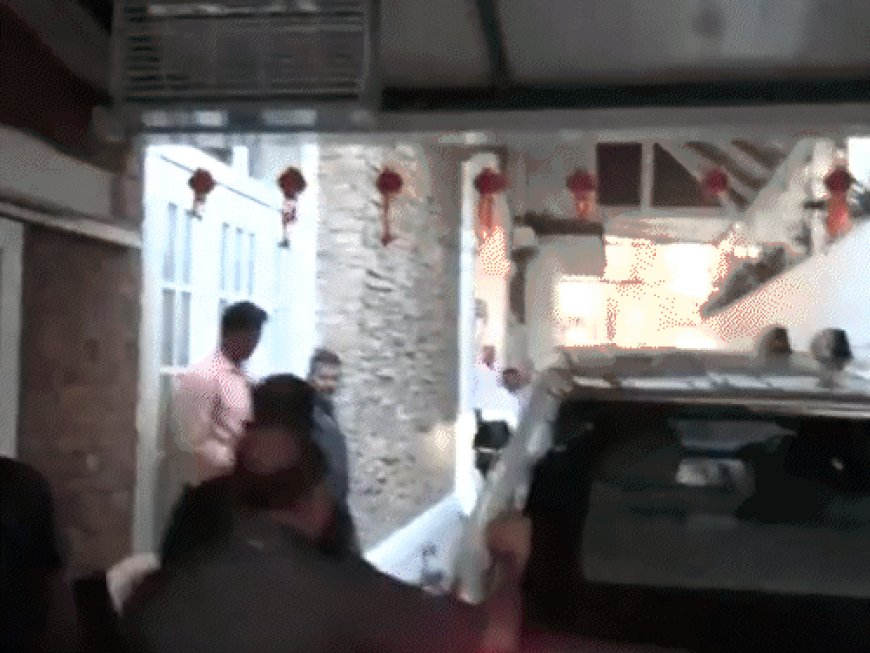 मुंबई में राज ठाकरे से मिलने उनके घर पहुंचे उद्धव:20 साल बाद दोनों ने साथ मिलकर BMC चुनाव लड़ने का ऐलान किया है