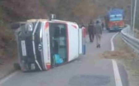 Chamoli: आदिबद्री–रंडोली के पास एंबुलेंस हादसे का शिकार, ब्रेक फेल होने से वाहन सड़क पर पलटा; मरीज और स्टाफ सुरक्षित