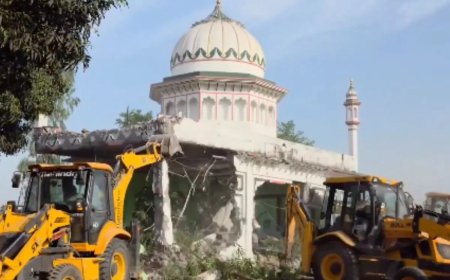 देवभूमि में बुलडोजर एक्शन: हरिद्वार में सरकारी जमीन पर बनी अवैध मजार ध्वस्त, नीचे नहीं मिले कोई अवशेष