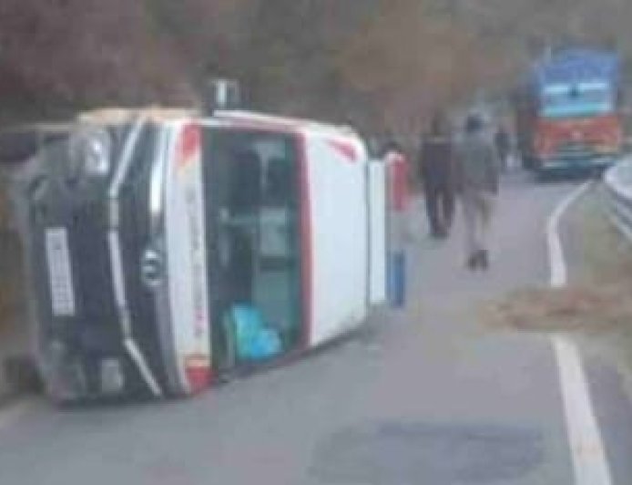 Chamoli: आदिबद्री–रंडोली के पास एंबुलेंस हादसे का शिकार, ब्रेक फेल होने से वाहन सड़क पर पलटा; मरीज और स्टाफ सुरक्षित