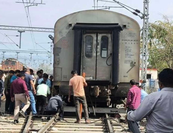 लालकुआं: बिना इंजन के चला ट्रेन का कोच — जानिए फिर क्या हुआ
