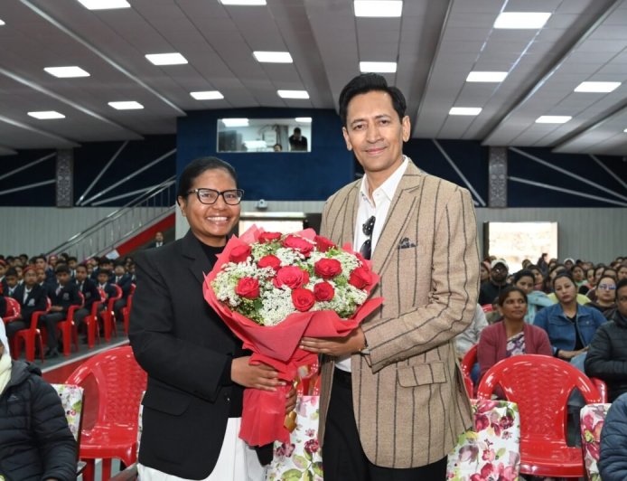 उत्तराखंड: अपने बचपन के स्कूल पहुंचे IAS दीपक रावत, वार्षिक पुरस्कार वितरण समारोह में लिया हिस्सा