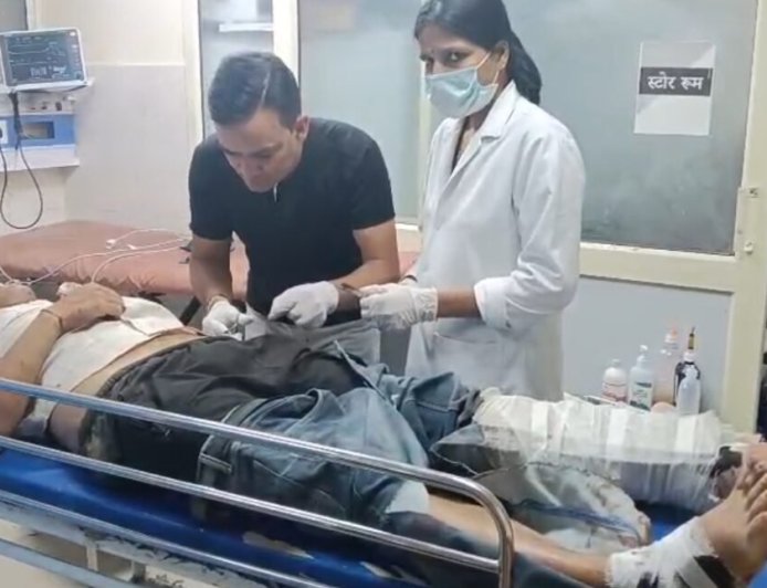 उत्तराखंड : यहां बारात की बुलेरो खाई में गिरी, 11 घायल