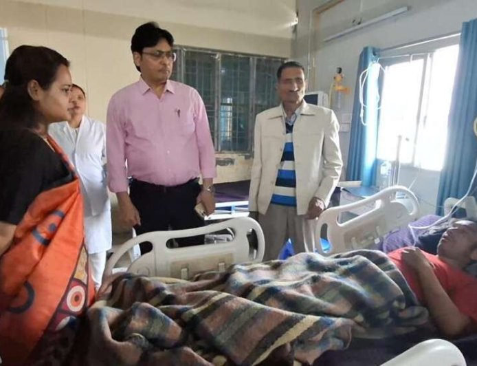 बागेश्वर: लाथी–मांजखेत हादसा, डीएम आकांक्षा कोंडे ने अस्पताल पहुंचकर घायलों का हाल जाना