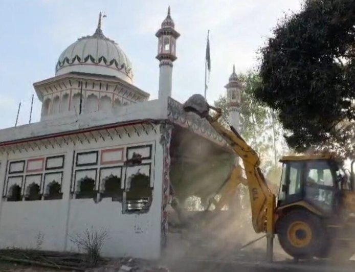 उत्तराखंड: अवैध मजार को धामी सरकार के बुलडोजरों ने ध्वस्त कर दिया